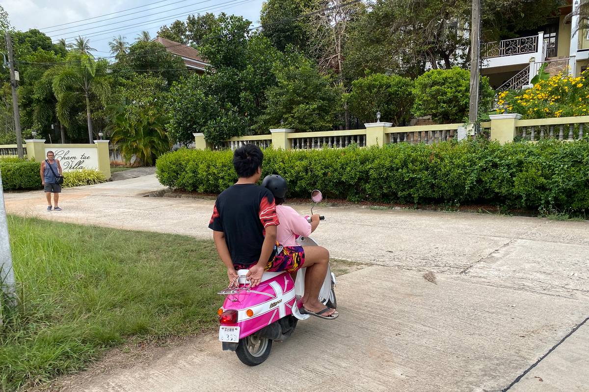 Байк — основное средство передвижения на острове. Тайцы учатся водить с детства