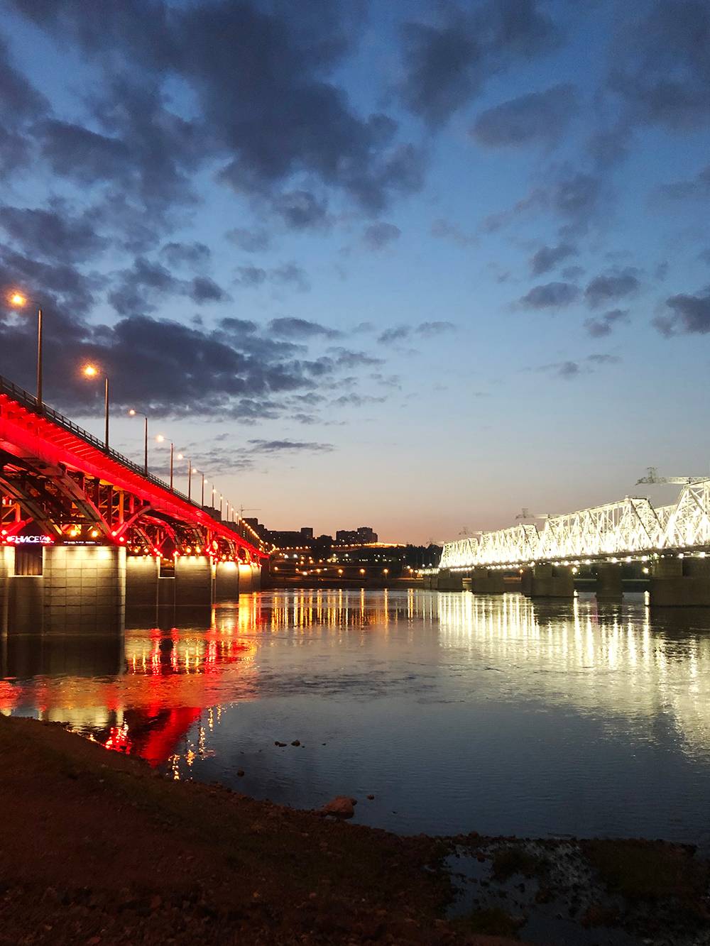 Мост с красной подсветкой — Николаевский, с белой — железнодорожный
