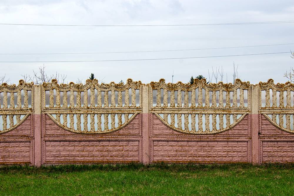 Мне не удалось найти пример, когда такой забор ставили&nbsp;бы между участками, но иногда его устанавливают перед домом