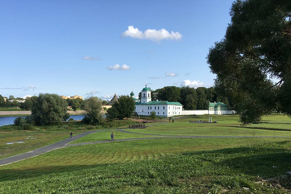 Парк около Спасо-Преображенского Мирожского монастыря