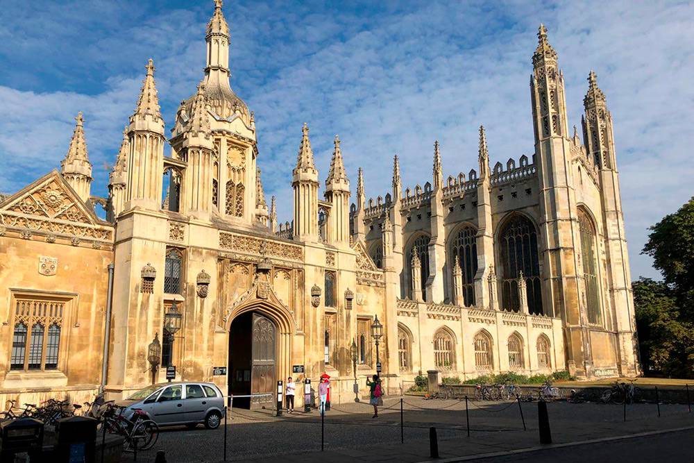 Один из самых известных колледжей в Кембридже — Королевский колледж. Он находится на центральной улице города в 5 минутах ходьбы от школы, где я учился
