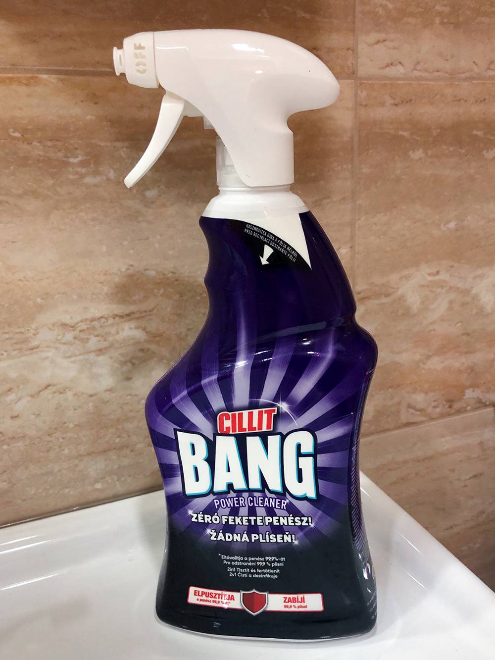 Объема 750&nbsp;мл мне хватает на&nbsp;всю квартиру на&nbsp;несколько раз. Я обработала им два окна, двухстворчатую дверь на&nbsp;веранду, стену под&nbsp;столом, за&nbsp;диваном, за&nbsp;шкафом и в&nbsp;прихожей, стену у&nbsp;двери на&nbsp;улицу. После обработки бутылка практически полная. Купила за 3&nbsp;€, это около 240&nbsp;<span class=ruble>Р</span>, в&nbsp;России такой стоит от&nbsp;400&nbsp;<span class=ruble>Р</span>