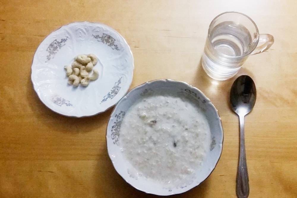 Стандартный завтрак: каша, орехи, вода