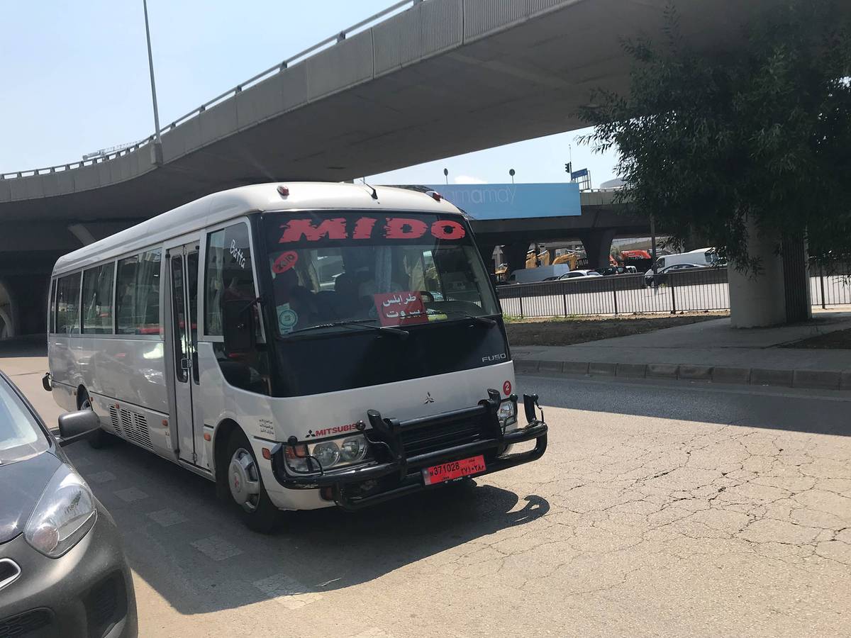 Автобус в районе Дбайе, который ходит по маршруту Триполи — Бейрут