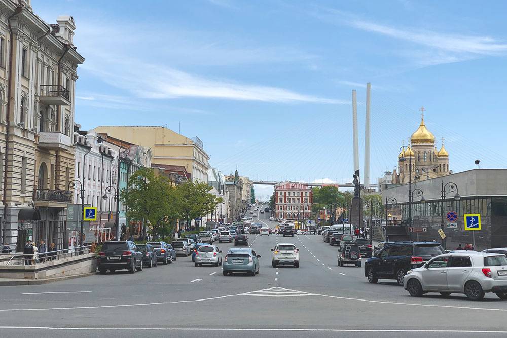 Вид на недостроенный собор и Золотой мост. Во Владивостоке большинство машин праворульные — это отличительная черта края