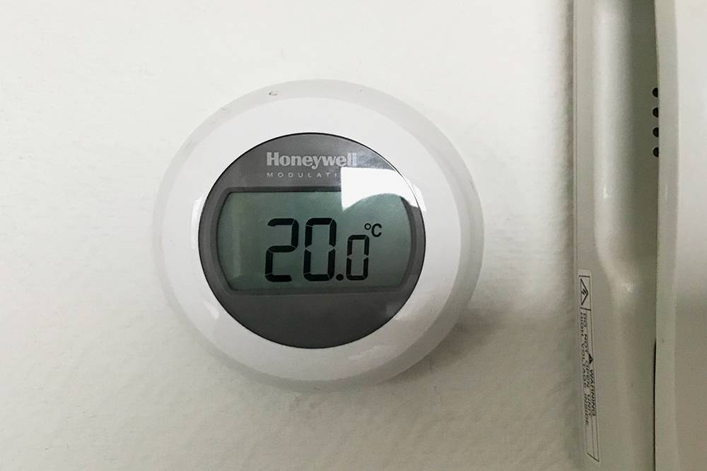 Так выглядит термостат, которым мы регулируем температуру в квартире
