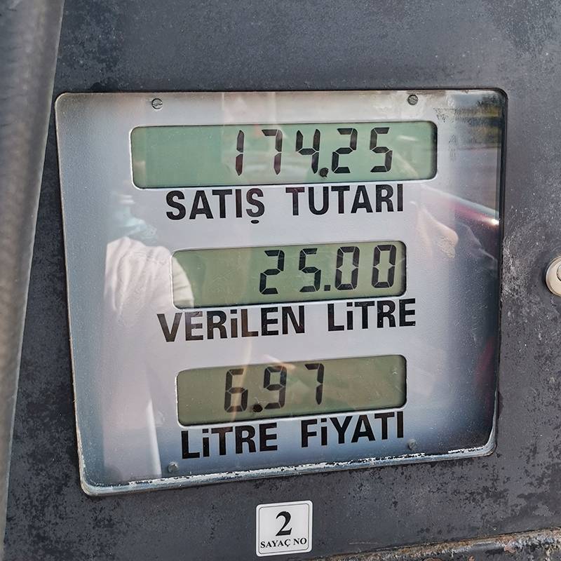 Табло бензоколонки: снизу — стоимость литра бензина в лирах, посередине — объем топлива, сверху — общая стоимость покупки
