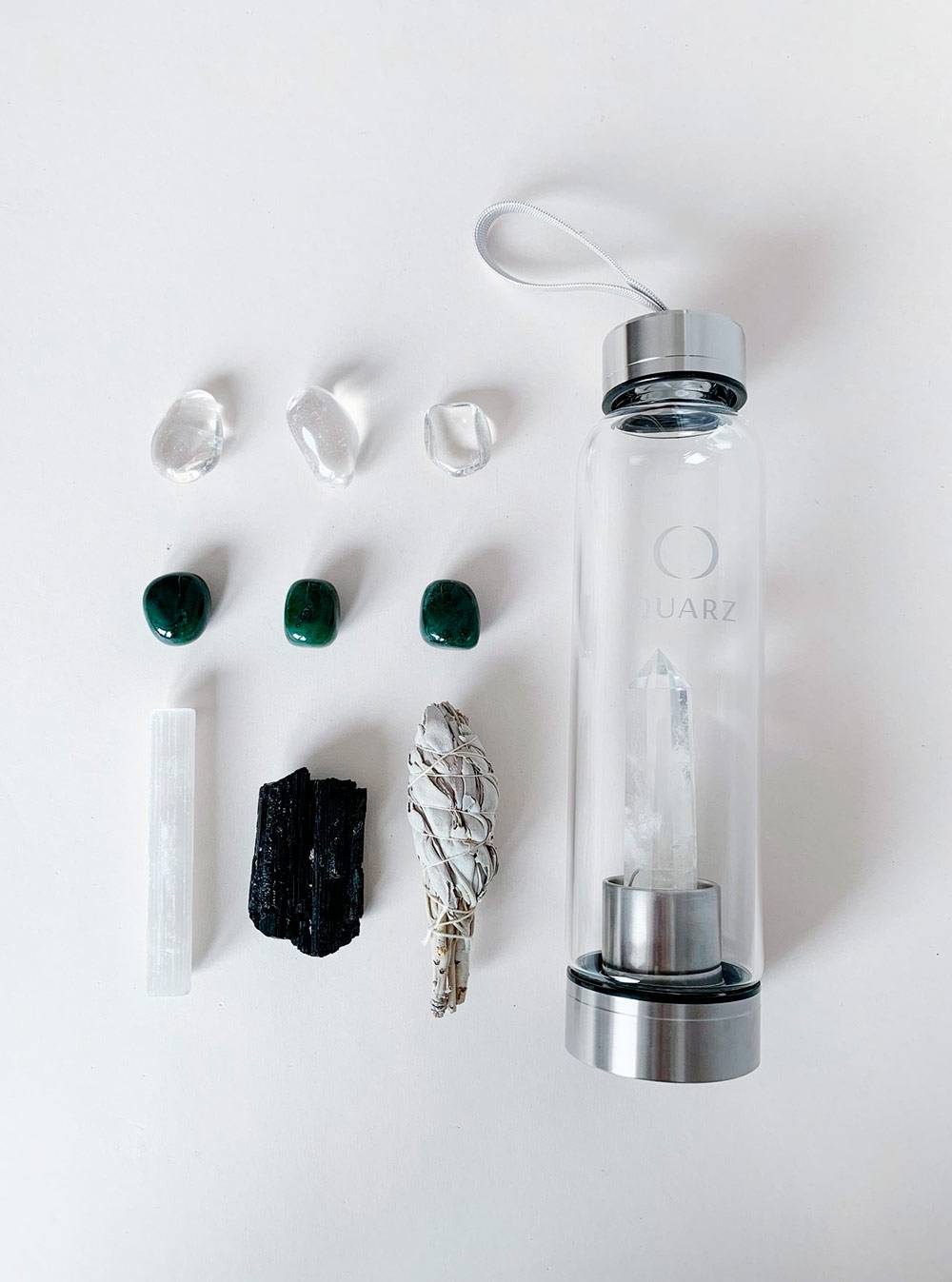 Так выглядят наборы Quarz — бутылка с прозрачным кристаллом, палочка селенита, черный турмалин