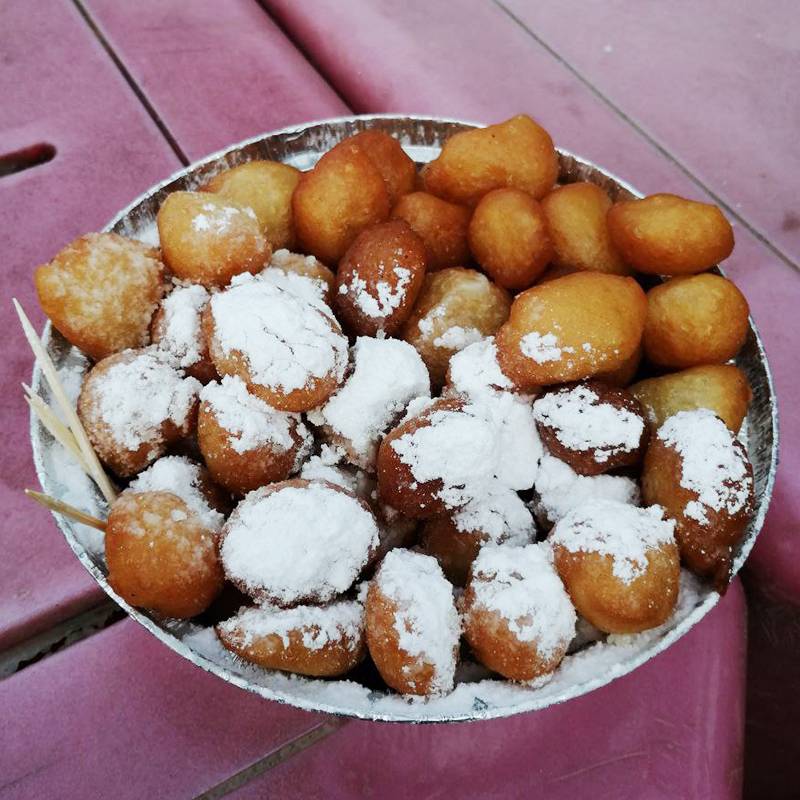 Залябия — египетский десерт, по вкусу похожий на петербургские пышки с Большой Конюшенной. Сладости продают в специализированных магазинах на развес, стоят примерно 50 LE (115 <span class=ruble>Р</span>) за килограмм. Их можно заказать и в кафе, но выйдет дороже