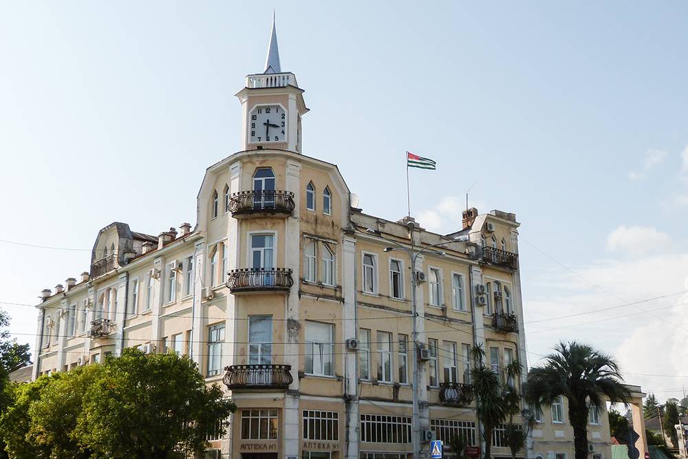Несмотря на то что здание входит в реестр памятников архитектурного наследия Абхазии, на фасадах дома висят кондиционеры