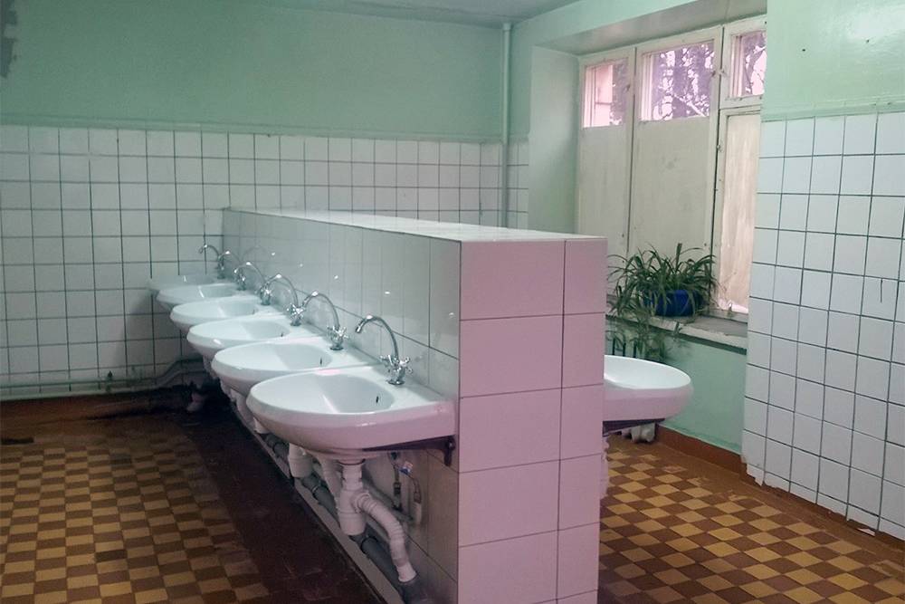 Умывальная комната в ФДС. Очередей к умывальникам никогда не было. Источник: msu.ru