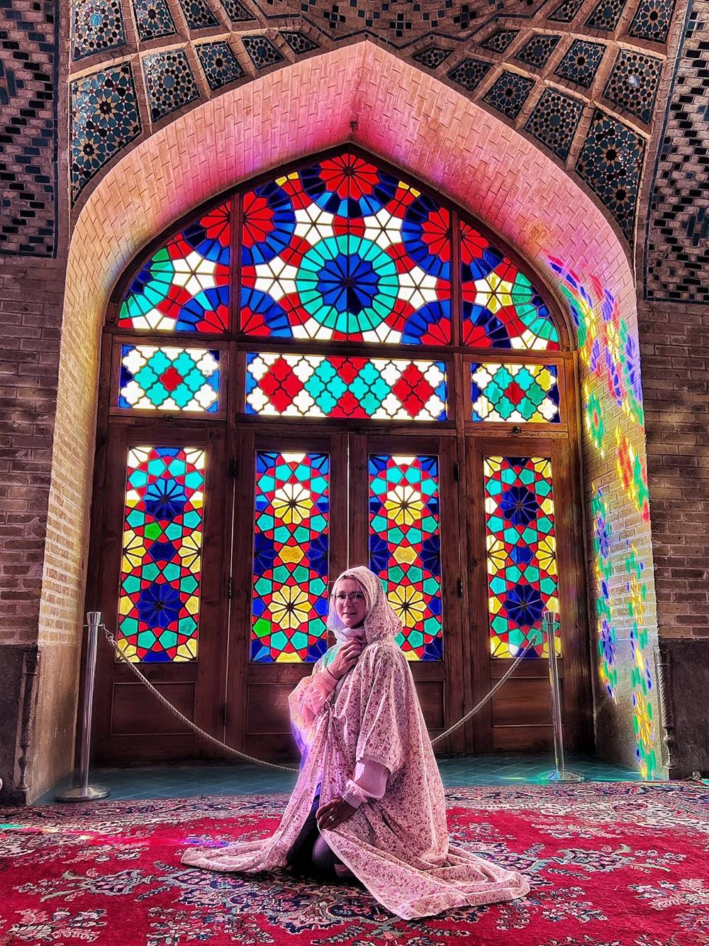 Это розовая мечеть в Ширазе. Одно только это место стоило всей поездки в Иран