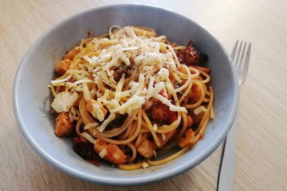 Ужин: паста с курицей, томатным соусом и сыром