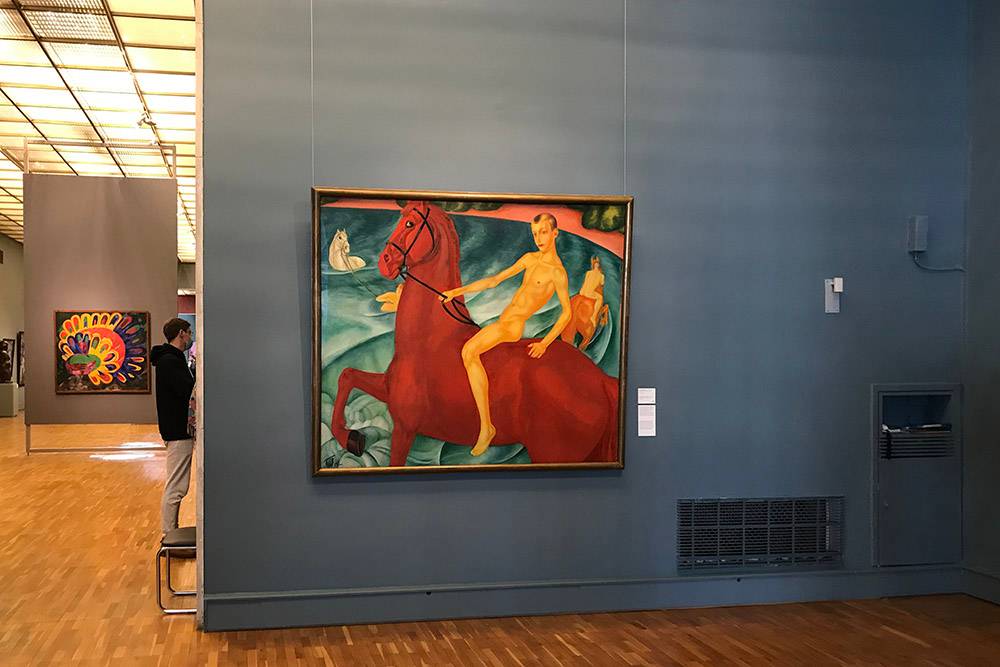 Картина «Купание красного коня» Петрова-Водкина встречает посетителей на входе в первый зал