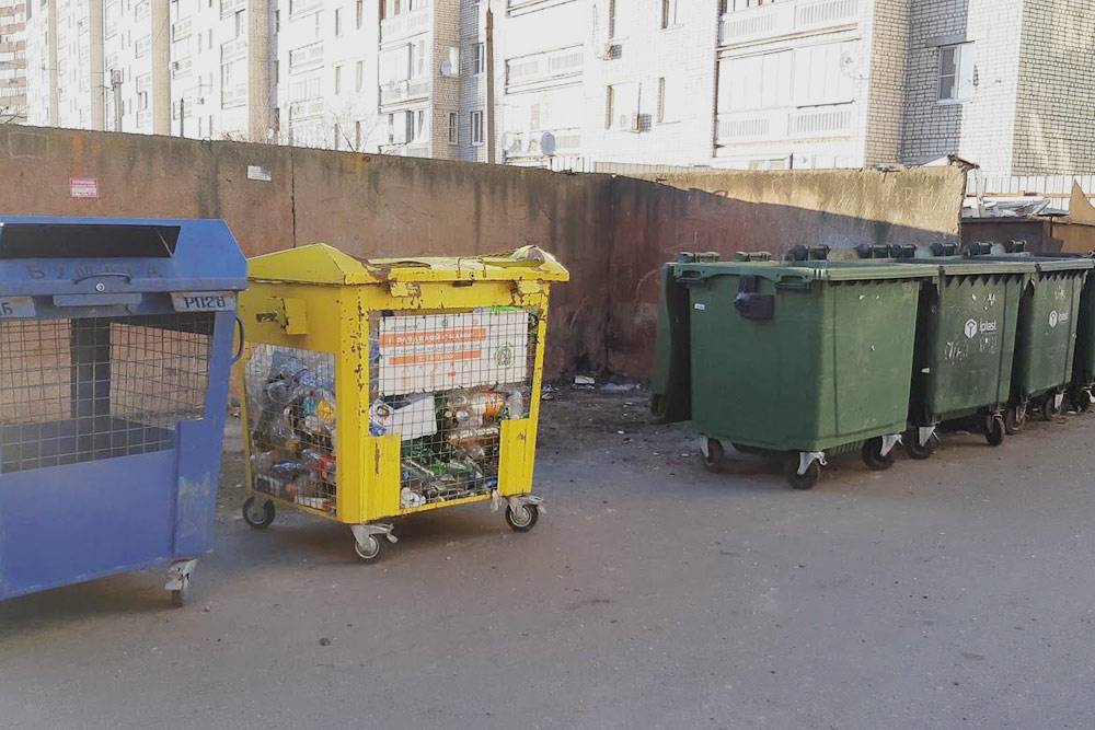 Одна из контейнерных площадок в Курске. Желтый контейнер — для&nbsp;пластиковых бутылок, синий — для&nbsp;макулатуры, зеленые — для&nbsp;обычного несортированного мусора