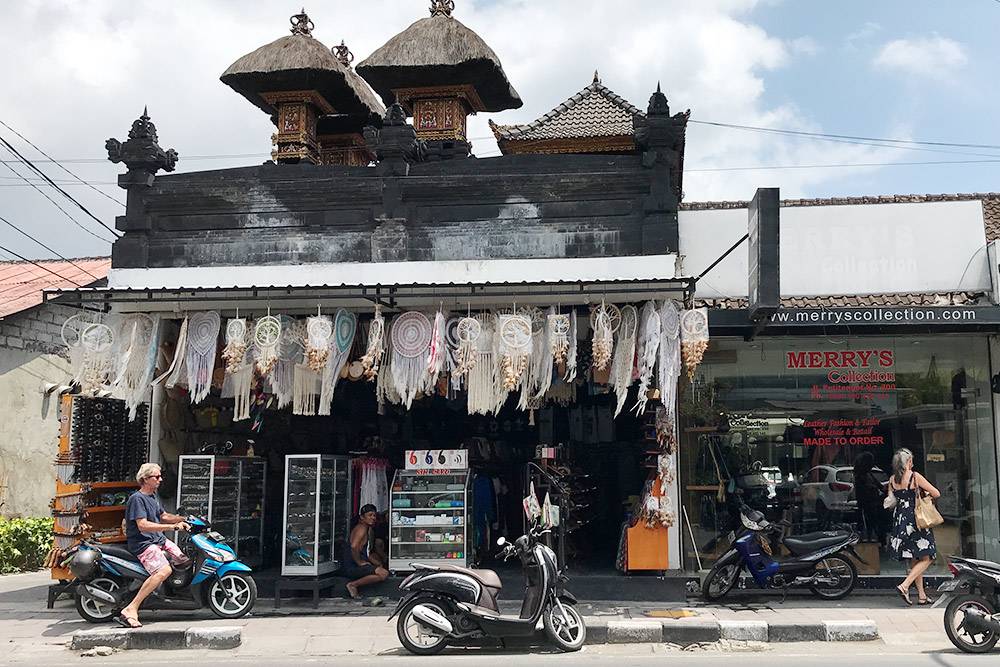 В Куте и Семиньяке на каждом шагу магазины или палатки с сувенирами, футболками, очками. Торговаться обязательно: цены всегда завышают