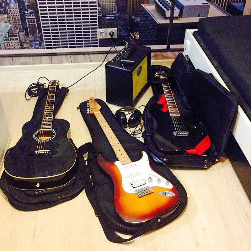 Моя первая, третья и вторая гитары. Фотка старая. Сейчас осталась одна, которая крайняя справа. Еще появился новый комбик