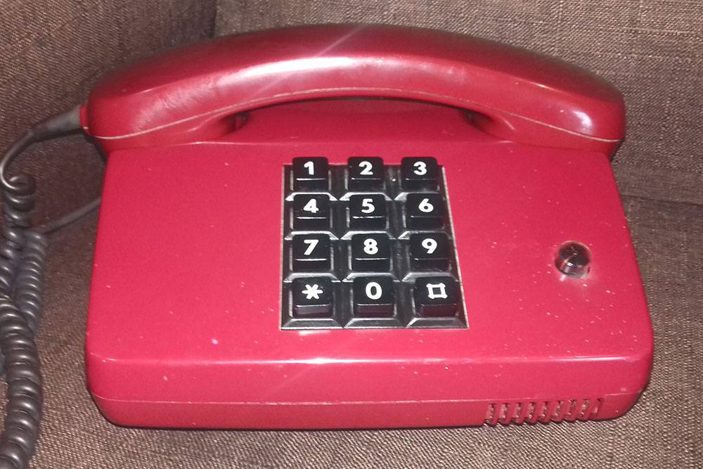 Наш временный стационарный телефон. Современный аппарат вышел из строя — видимо, не выдержал большого количества звонков