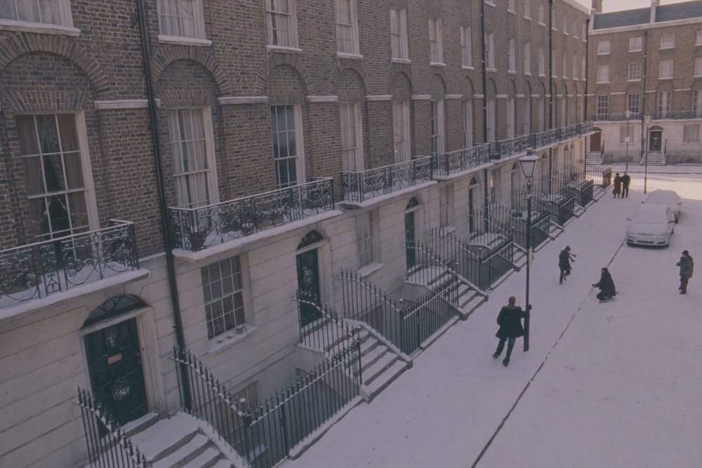 Подростки играют в снежки на площади Гриммо — прямо у входа в дом Сириуса Блэка. Источник:&nbsp;фильм «Гарри Поттер и Орден Феникса», Warner Bros. Pictures