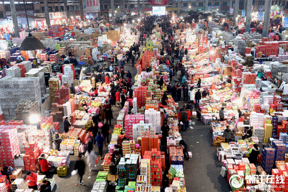 «Футьен» — главный оптовый рынок Китая, больше похож на огромный склад. Его протяженность — 4 километра. Здесь расположено более 10 000&nbsp;киосков