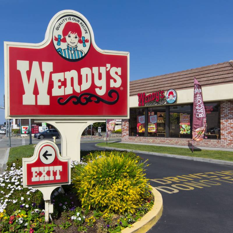 На логотипе Wendy’s — рыжеволосая девочка. Это Венди, дочь основателя сети. Фото:&nbsp;Ken Wolter&nbsp;/ Shutterstock