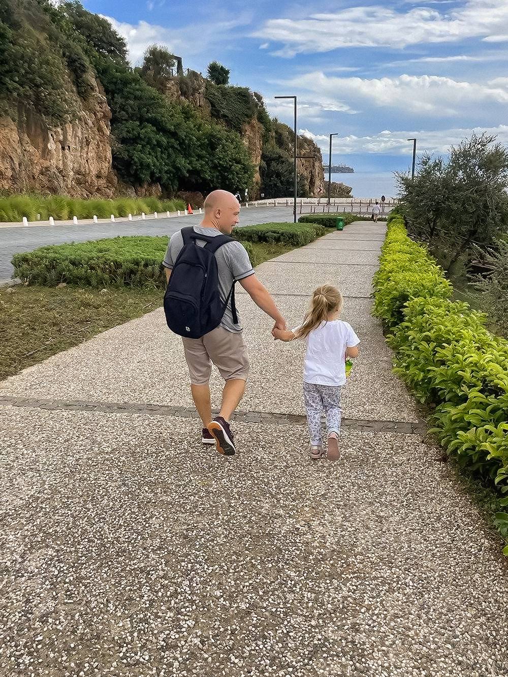 Супруга привезла дочь на неделю в Анталию. Первый день, идем на пляж района Коньяалты