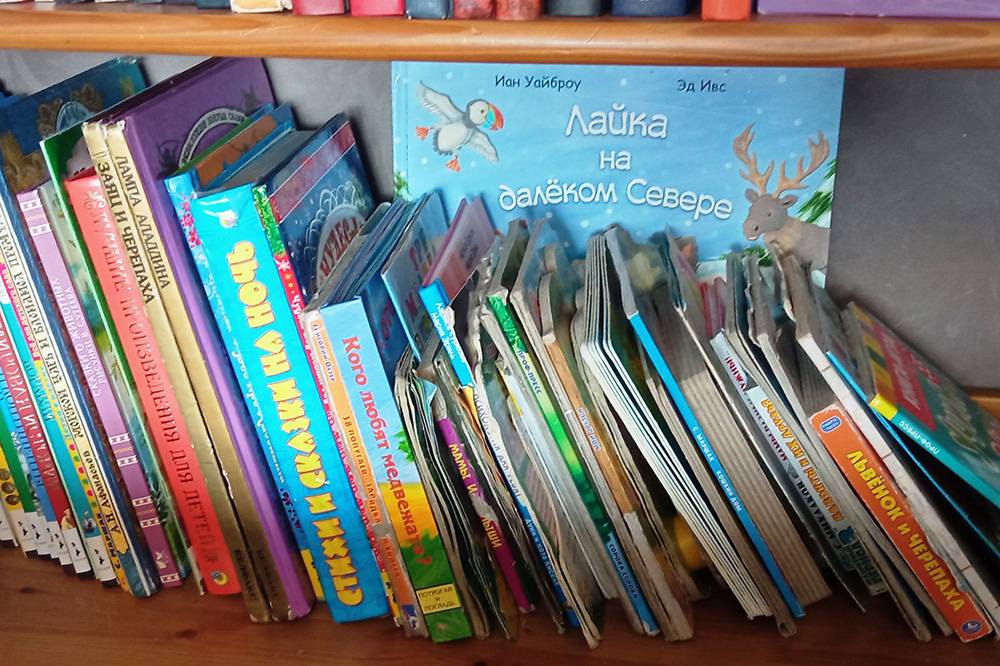 Полка с детскими книжками