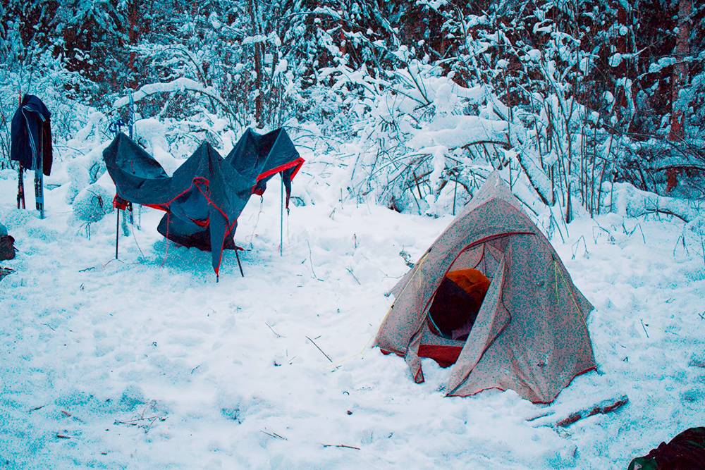 Справа — обычная летняя палатка, в&nbsp;которой будем ночевать. По&nbsp;краям мы присыпали ее снегом, чтобы не&nbsp;задувал ветер. На&nbsp;заднем плане сушим тент