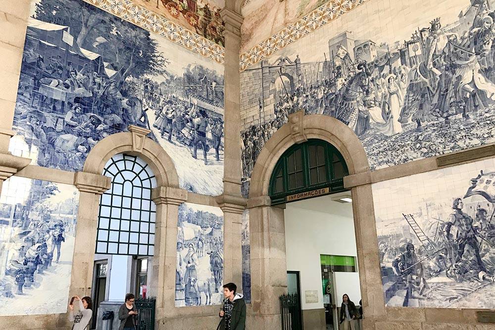 На мой взгляд, один из самых красивых вокзалов в мире — Сау-Бенту. Отсюда отправляются электрички до городов, расположенных преимущественно на севере страны. Чтобы попасть в Лиссабон, нужно доехать до вокзала Кампанья — это главный вокзал в Порту
