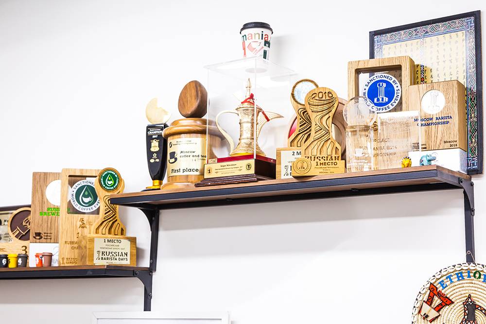 В команде «Сварщицы Екатерины» многие сотрудники участвовали в различных кофейных чемпионатах и событиях. Трофеи храним на почетном месте на производстве