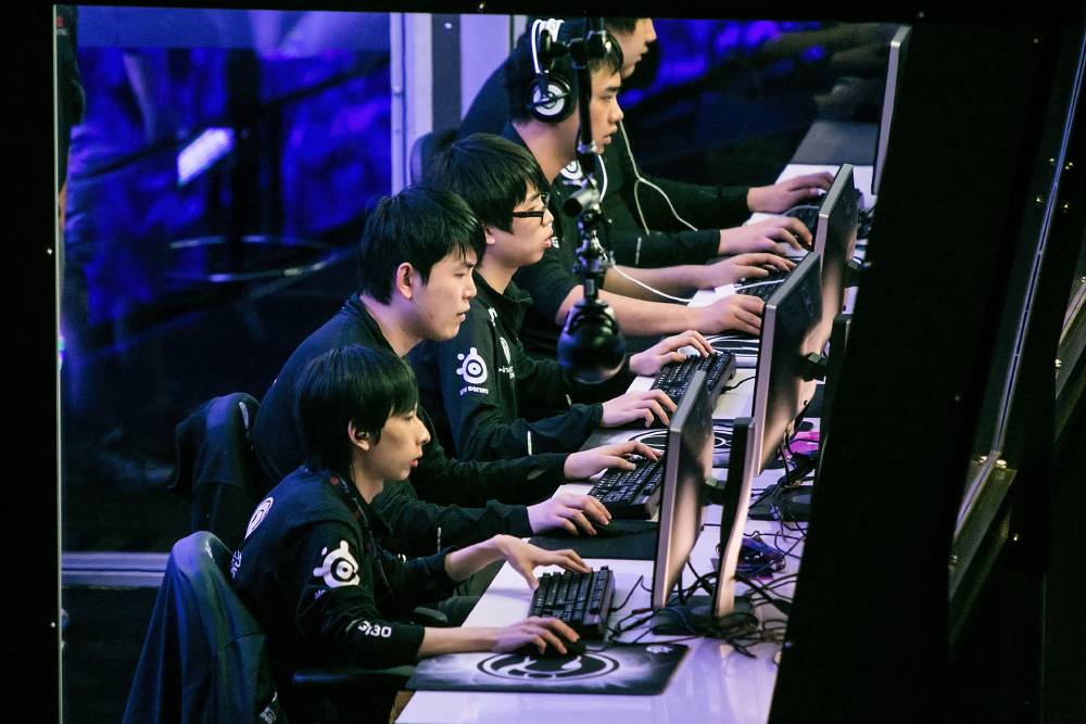 Луо Фейчи с командой Invictus Gaming на The International 2014. Фото: Suzi Pratt / Getty
