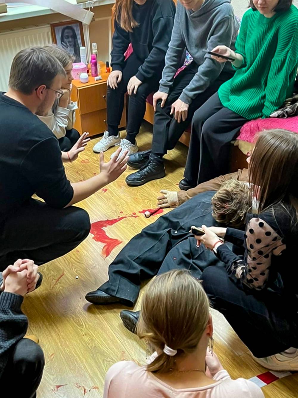 В начале учебного года будущих судебных экспертов приглашали на&nbsp;квест, где&nbsp;расследовали преступления. На&nbsp;фотографии — убитый манекен с кровью из&nbsp;гуаши