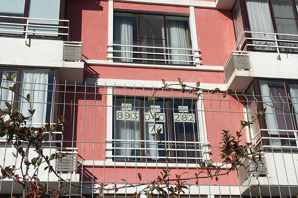 Это окно в комплексе «Гамма Сириус». Здесь предлагают двухкомнатные апартаменты площадью 45 кв. м с кухней за 4000 <span class=ruble>Р</span> в сутки