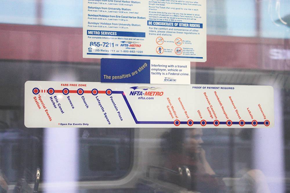 В Баффало всего одна ветка метро. Наземные станции обозначены красной линией — это бесплатная зона. Синяя линия — платные станции