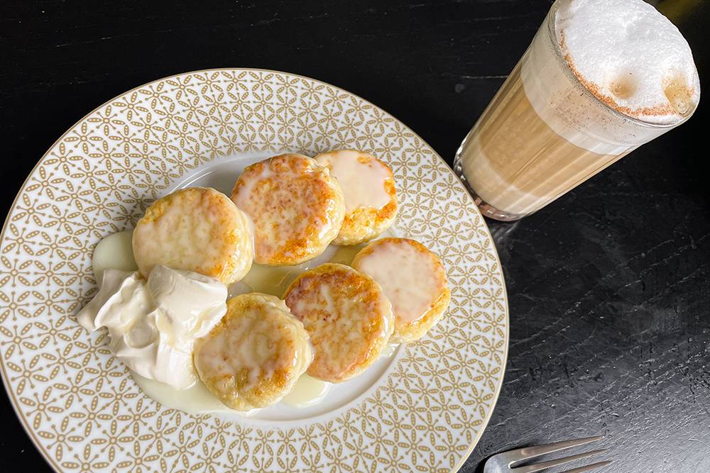 Завтрак: сырники со сгущенкой и сметаной