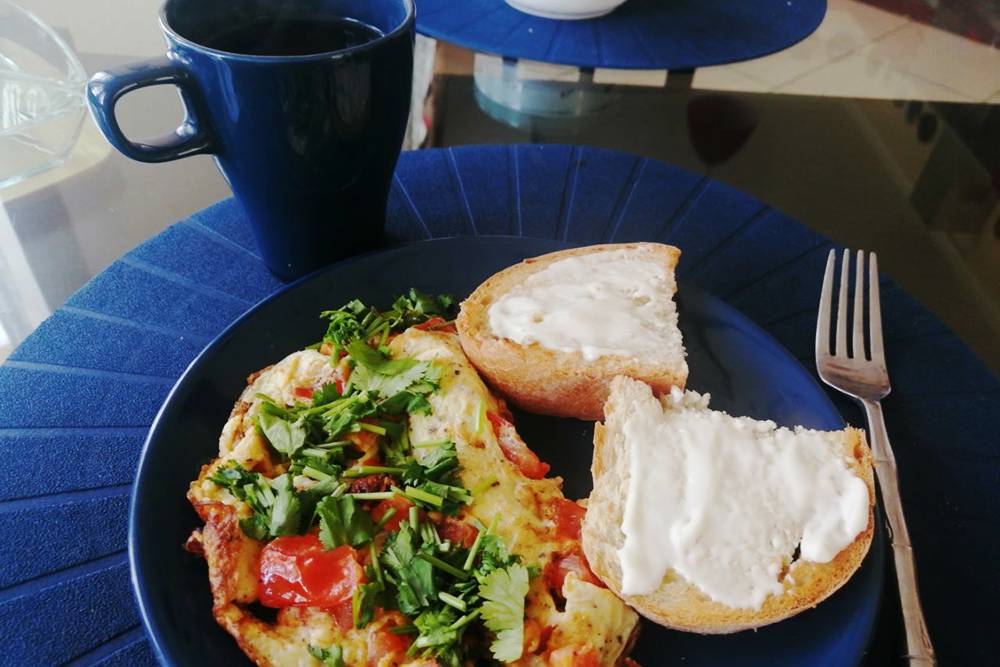 Завтрак: омлет из яйца с помидором и чиабатта со сливочным сыром