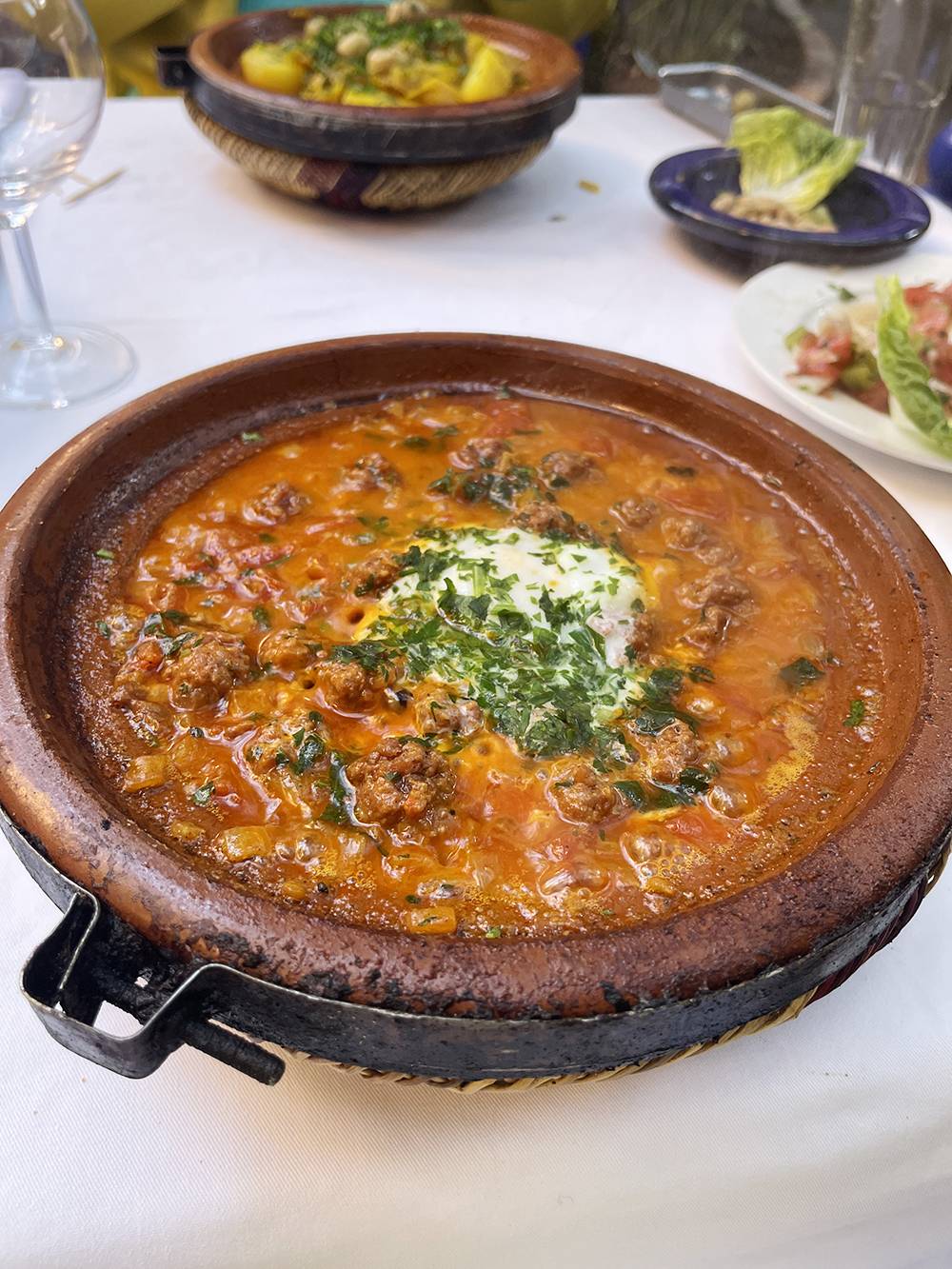 Здесь есть высокая европейская кухня и, конечно, тажин — основное блюдо марокканской кухни, мясо с лимоном и оливками, к которому подают кускус или овощи