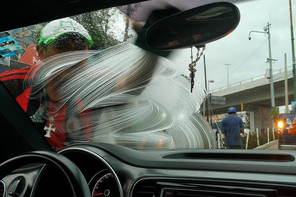 Человек, который моет стекла вашей машины, пока вы стоите на светофоре. Ему водители обычно дают 5—10 песо