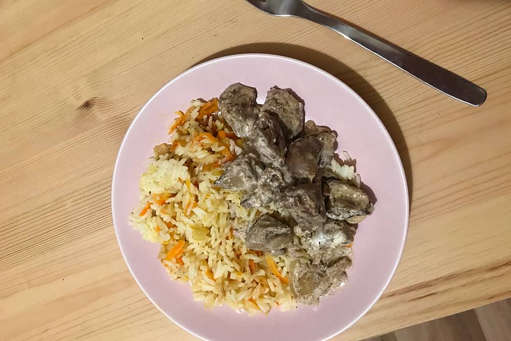 Ужин: печень в сметане с гарниром — рисом с морковью