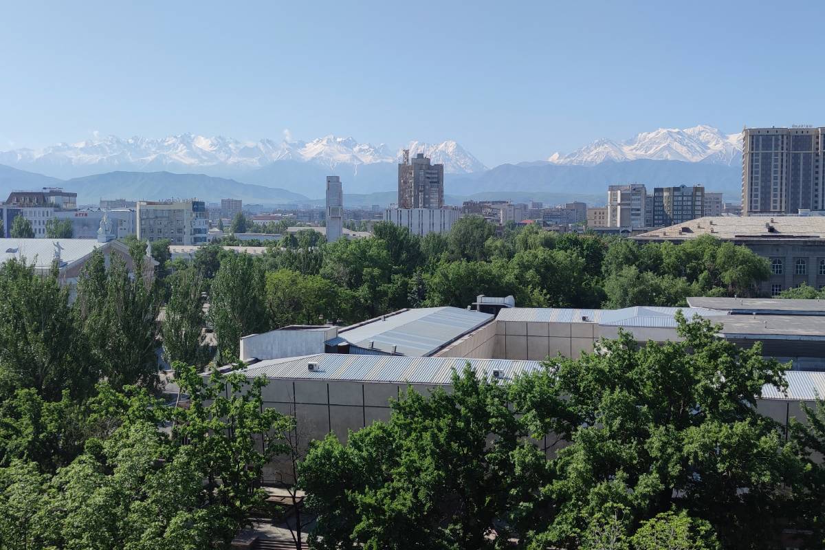 Вид на Тянь-Шань из центра Бишкека