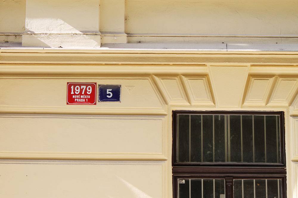 Двойная нумерация домов в Праге. На красной табличке — старый номер, на синей — порядковый номер дома на улице