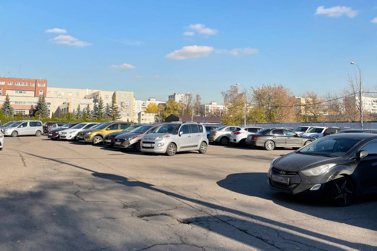 В районе много открытых паркингов