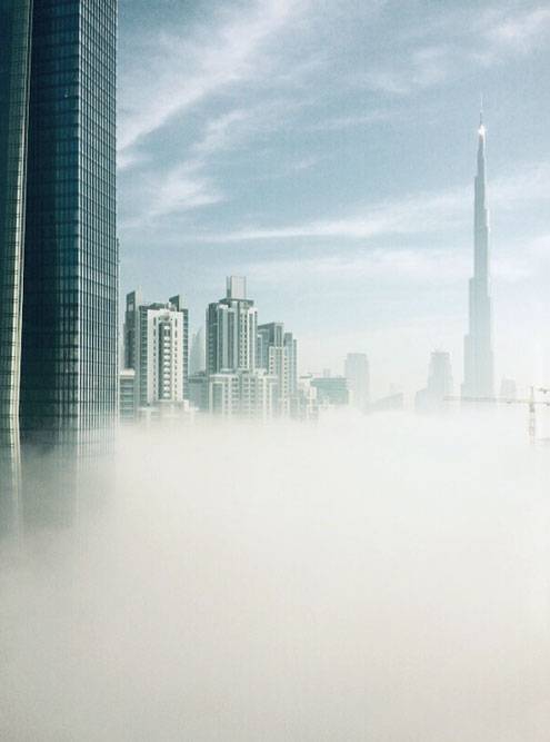 Если в редкие облачные дни подняться на 30-й этаж небоскреба «Дубай Фрейм», можно увидеть, как крыши других зданий виднеются сквозь облака