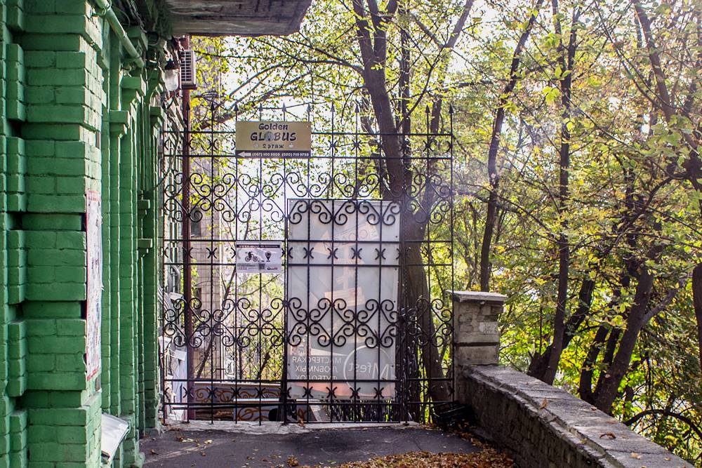 Вход в хостел Golden Globus в Киеве открыт круглосуточно, и на ресепшене всегда был администратор