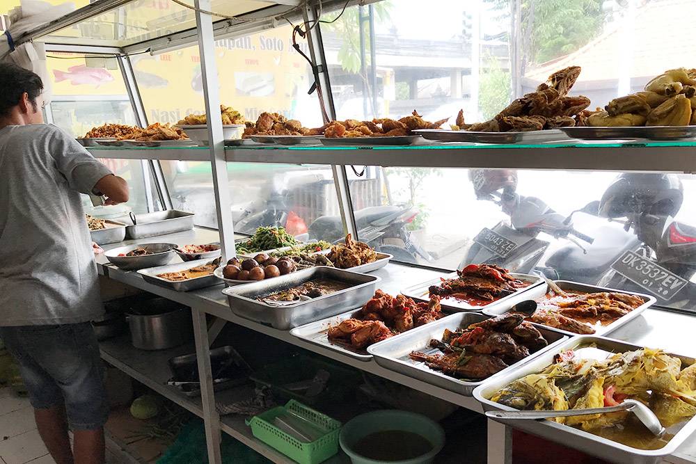 Придорожные кафе называются «варунг». Мы называем их «стекляшка», потому что готовые блюда уже лежат за стеклом. Еда дешевая, жирная и обычно острая