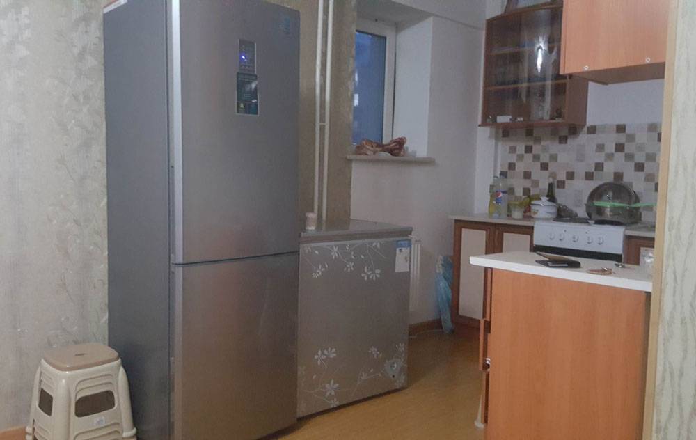 Два холодильника в монгольской семье — это абсолютно нормально. Второй холодильник заполнен мясом на лето. А зимой, с октября по март, мясо проще хранить на балконе