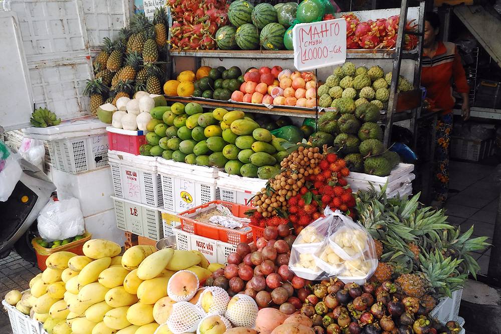 Фруктовая точка в Нячанге с ценниками на русском. Здесь можно купить фрукты с собой или выпить фруктовый шейк