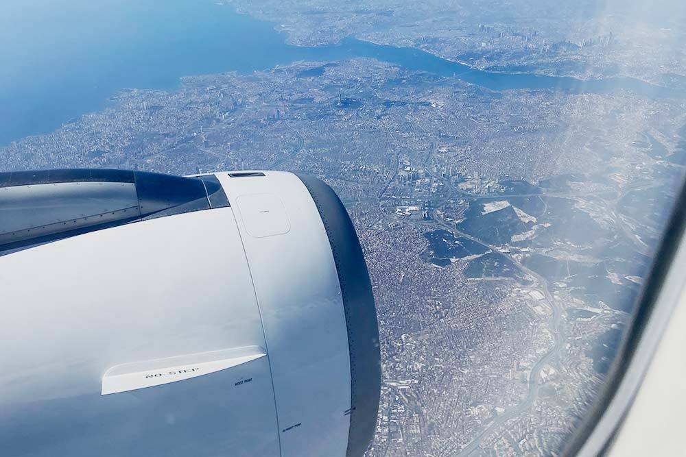Наш самолет подлетает к Стамбулу. Вдали виден залив Золотой Рог