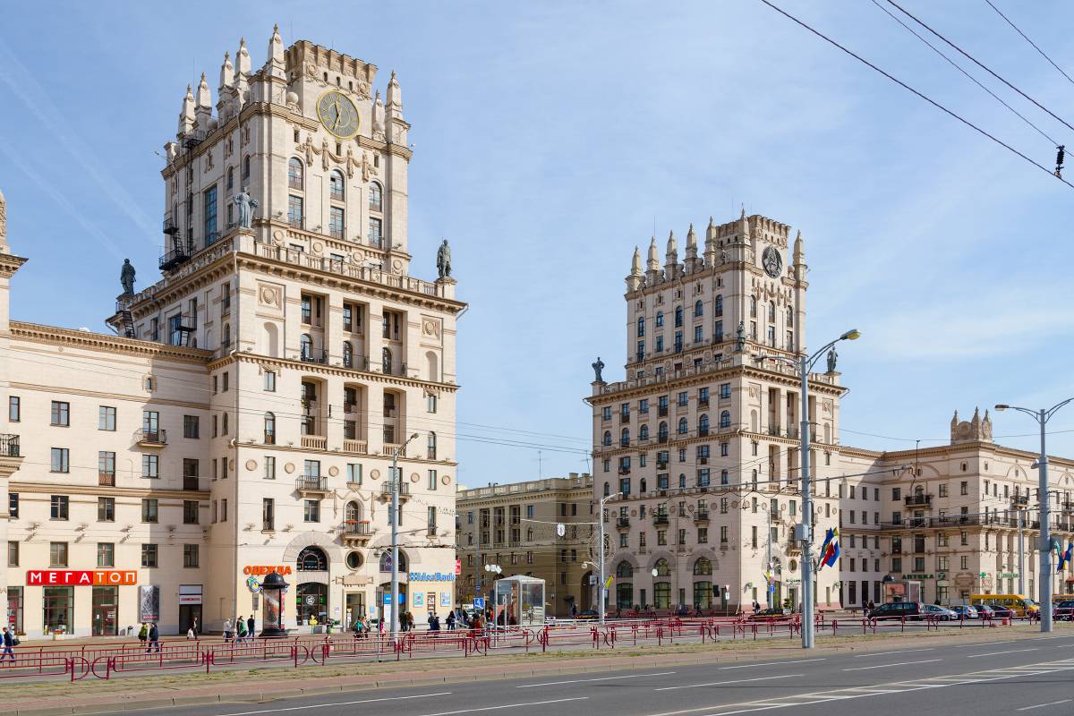 На левом здании установлены самые большие в Беларуси часы. Фото: Katsiuba Volha / Shutterstock
