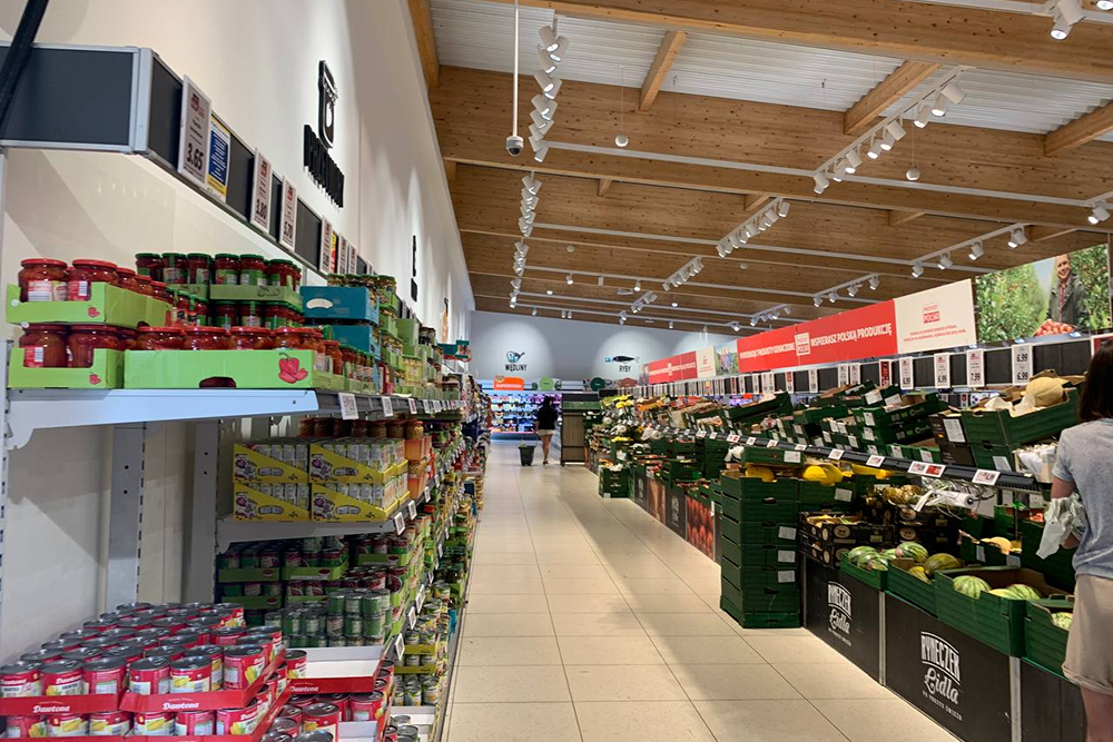 Примерно так выглядят все супермаркеты Польши. Никакого намека на элитарность